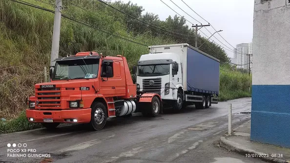 Guincho içando veículo com pane elétrica