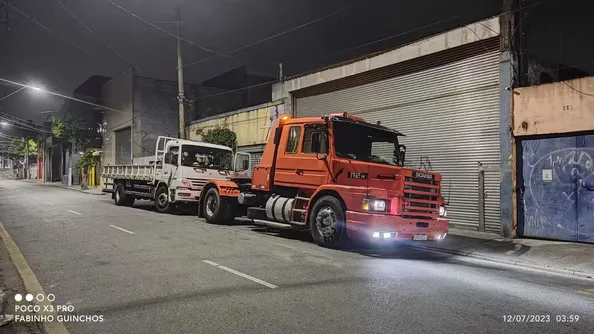 Guincho carregando veículo de passeio na prancha