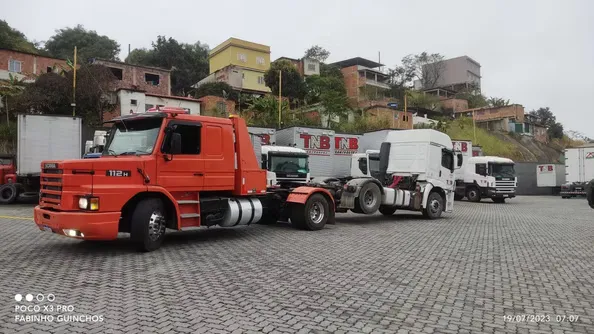 Caminhão guincho em rodovia sinalizada