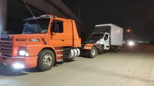 Transporte de carga fechada em rodovia