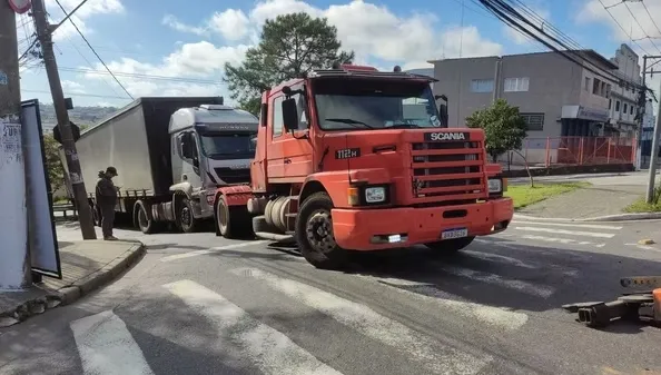 Equipe da Fabinho Guinchos realizando atendimento